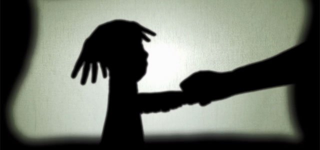 Niño pide ayuda sombra