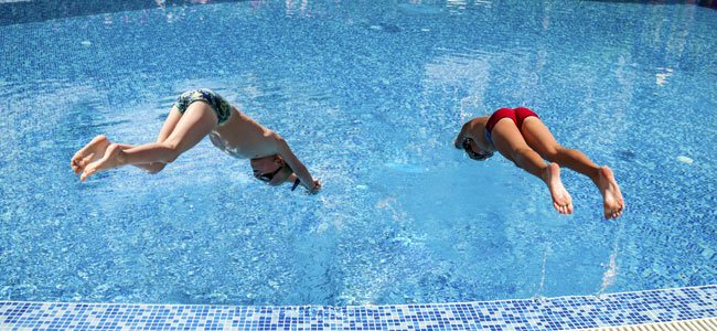 El peligro de zambullirse en la piscina
