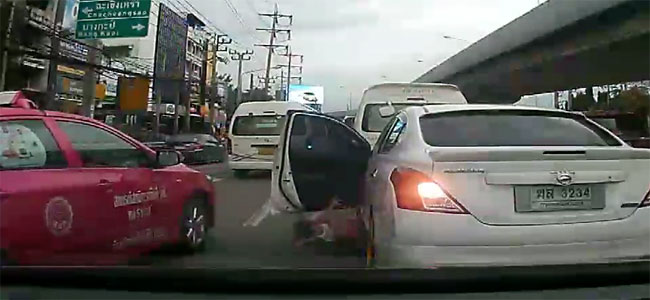 Un vídeo de una niña que cae de un coche nos hace pensar en la seguridad de nuestros hijos Niña cae de un coche