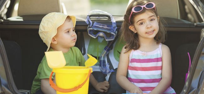 Viajar con niños menores de 5 años Niños en maletero