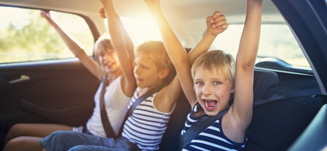 Normas básicas de seguridad en el automóvil para niños Niños viajan en coche